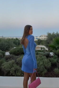 Robe Courte Asymétrique à Dos Ouvert -Lady Doux Soldes Magasin 1778 000018 5516 02 editorial