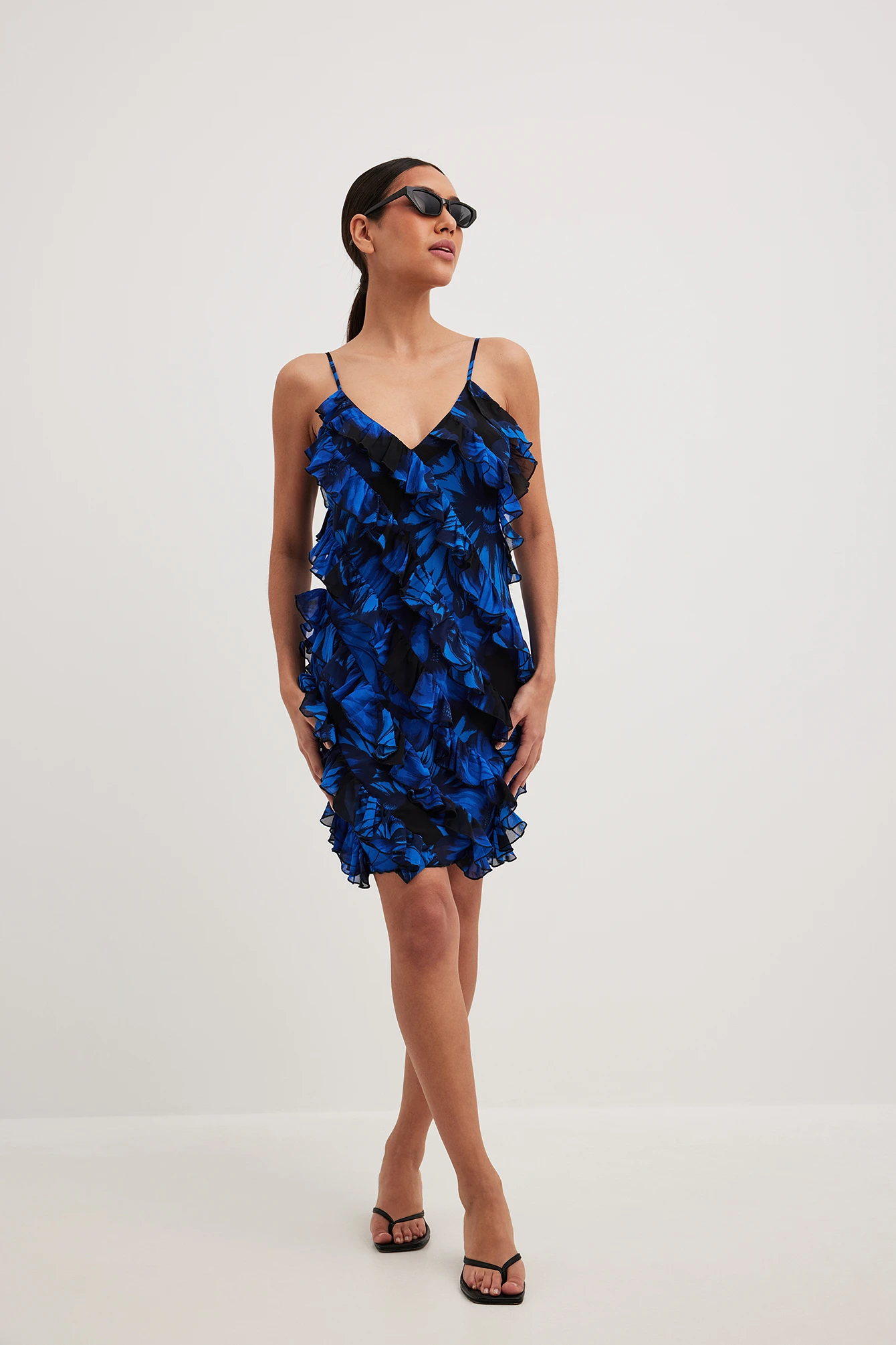 Robe Courte à Volants Sur L'ensemble 1 Robe Courte à Volants Sur L'ensemble