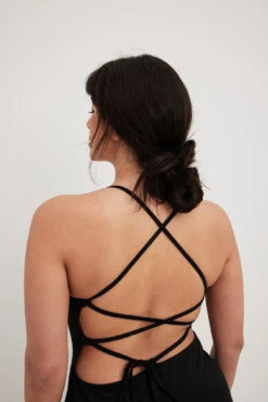 NA-KD Robe Mini à Bretelles Au Dos -Lady Doux Soldes Magasin back strap mini dress 1100 007445 0002 39216