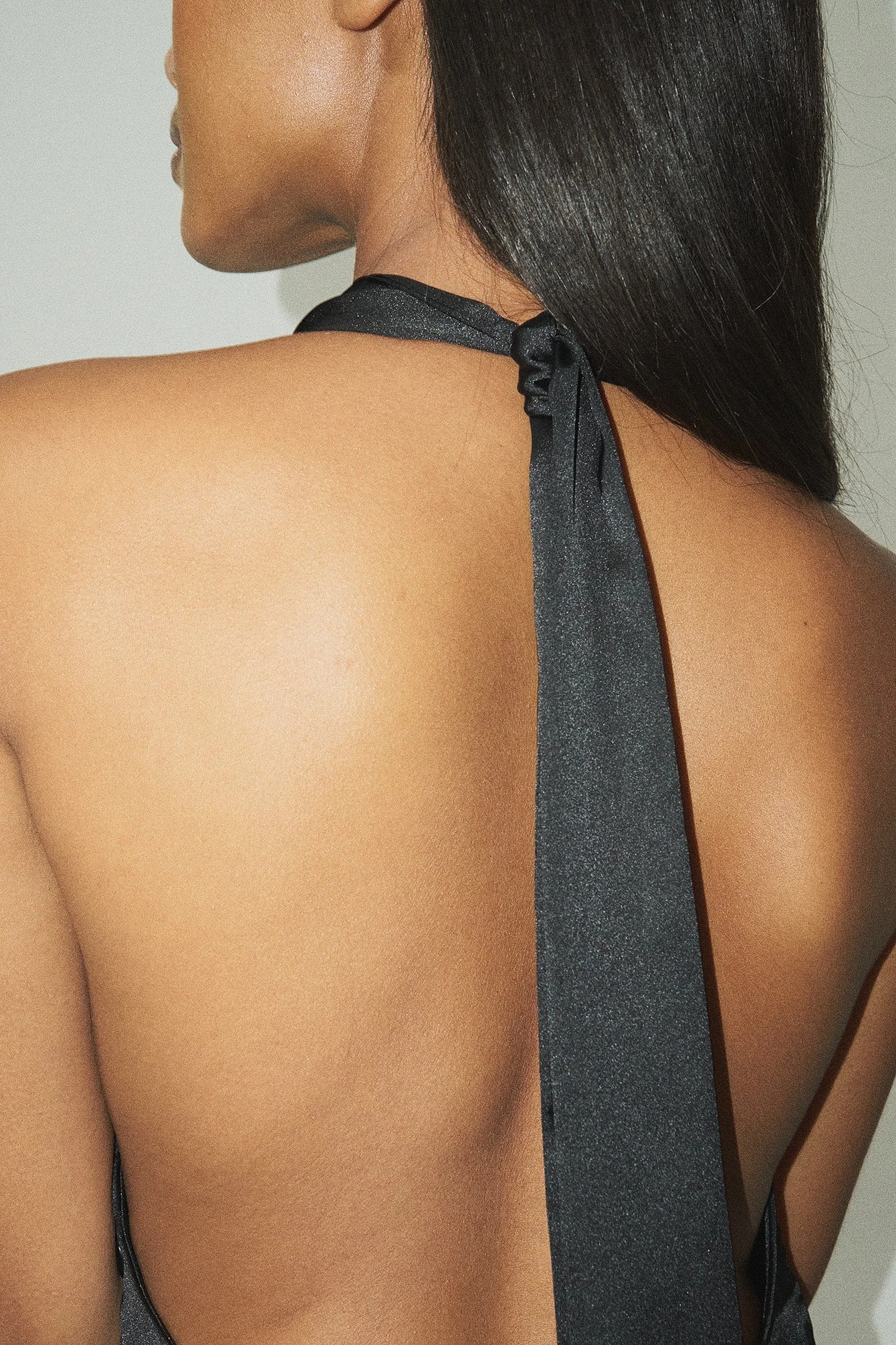 Robe Courte En Tissu Satiné à Bretelles Longues 2 Robe Courte En Tissu Satiné à Bretelles Longues – Image 2