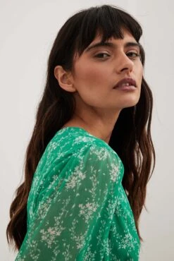 NA-KD Robe Mini à Manches Bouffantes -Lady Doux Soldes Magasin chiffon overlap puff sleeve mini dress 1100 006990 544234610