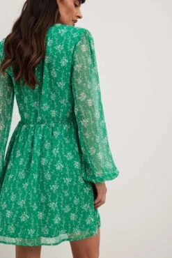 NA-KD Robe Mini à Manches Bouffantes -Lady Doux Soldes Magasin chiffon overlap puff sleeve mini dress 1100 006990 544234622