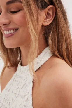 Robe Courte En Maille Crochetée à Dos Nu 18 Robe Courte En Maille Crochetée à Dos Nu -Lady Doux Soldes Magasin crochet knitted halterneck mini dress 1018 010314 02600311