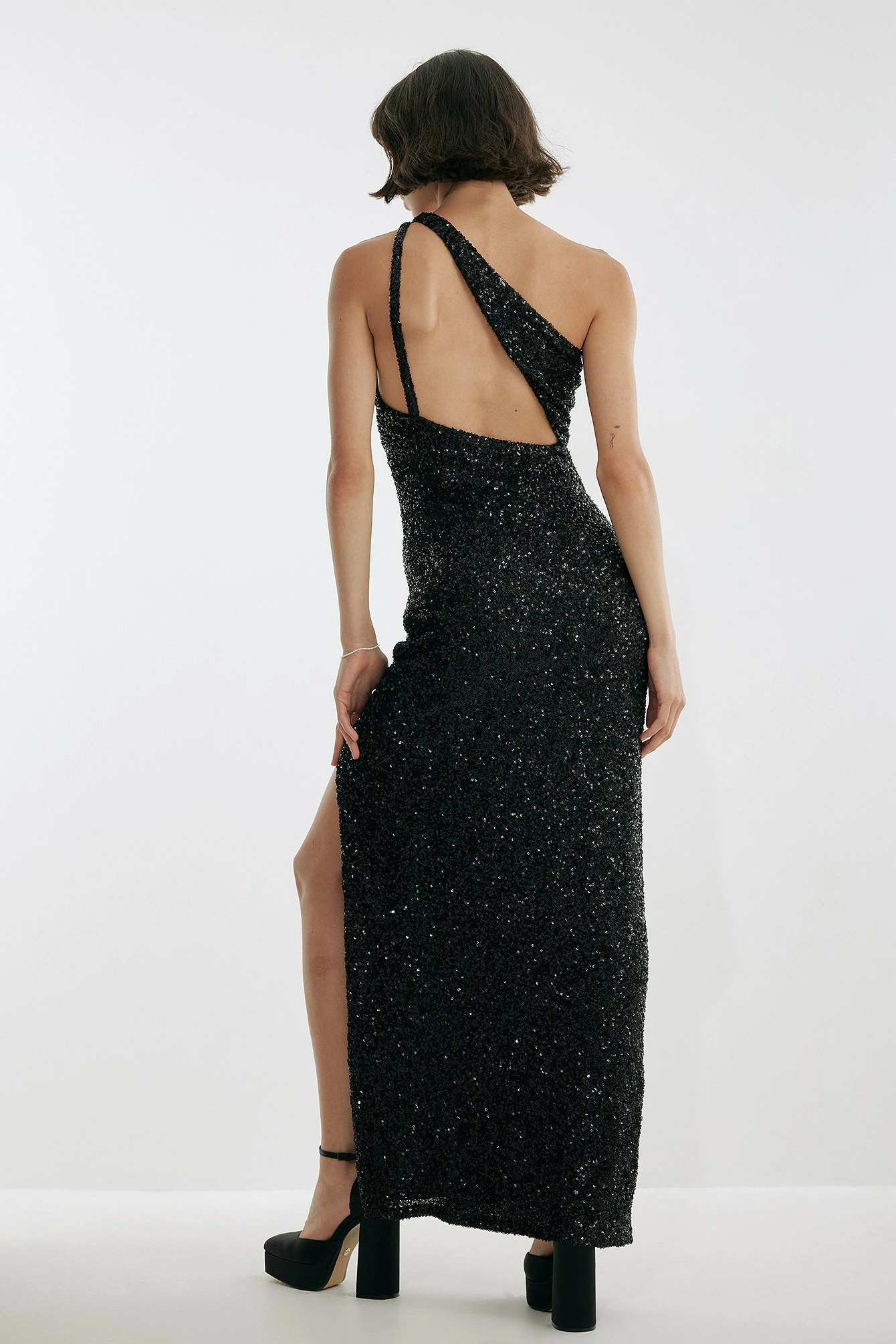 Robe à Sequins Et Décolleté Profond 2 Robe à Sequins Et Décolleté Profond – Image 2