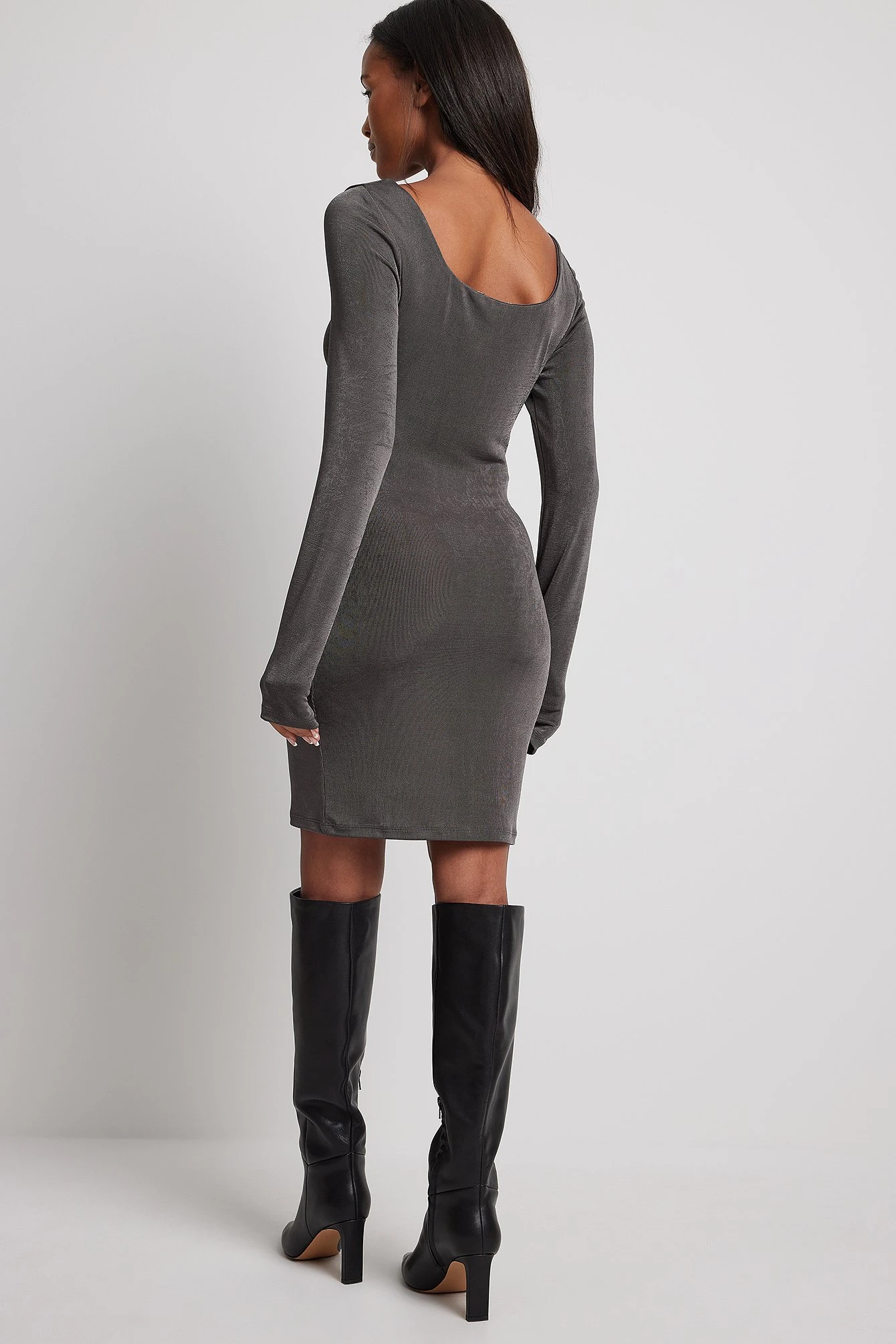 Robe Mini à Encolure Profonde 2 Robe Mini à Encolure Profonde – Image 2