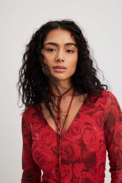 Robe Courte En Tulle à Décolleté Profond Et Bretelles