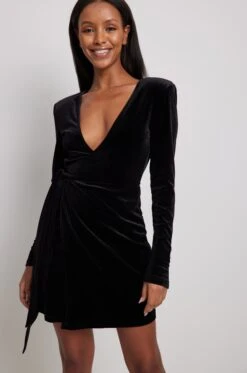 Robe Courte En Velours à Encolure Profonde -Lady Doux Soldes Magasin deep neckline velvet mini dress 1783 000009 0002 03 1