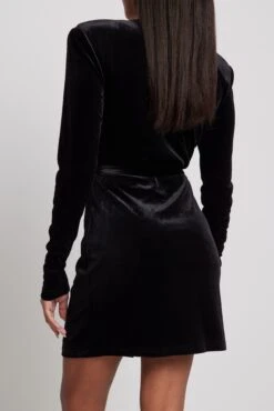 Lady Doux Soldes Magasin 32 Lady Doux Soldes Magasin -Lady Doux Soldes Magasin deep neckline velvet mini dress 1783 000009 0002 05 1