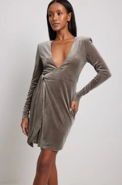 Robe Courte En Velours à Encolure Profonde -Lady Doux Soldes Magasin deep neckline velvet mini dress 1783 000009 1135 01 1