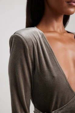 Robe Courte En Velours à Encolure Profonde -Lady Doux Soldes Magasin deep neckline velvet mini dress 1783 000009 1135 02 1