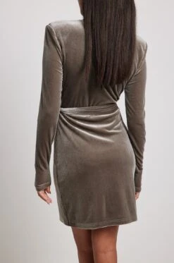 Robe Courte En Velours à Encolure Profonde -Lady Doux Soldes Magasin deep neckline velvet mini dress 1783 000009 1135 03 1