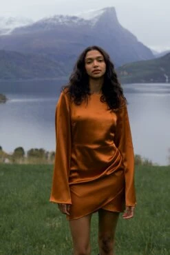 Robe Courte Satinée Drapée 17 Robe Courte Satinée Drapée -Lady Doux Soldes Magasin draped satin dress 1018 010133 0261 editorial