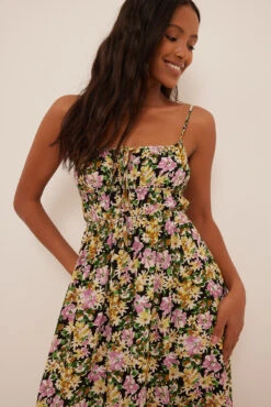 NA-KD Robe Mi-longue à Cordon De Serrage Sur La Poitrine -Lady Doux Soldes Magasin drawstring tie chest smock midi dress 1100 006161 92470321