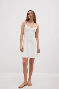 NA-KD Robe En Maille Fine à Boucle Dorée -Lady Doux Soldes Magasin fine knitted golden buckle dress 1100 007077 00011279 01c