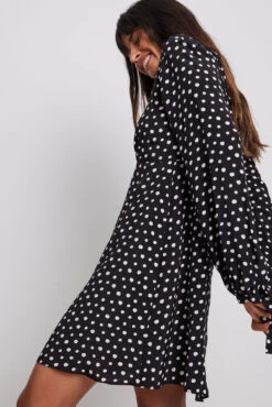 NA-KD Robe Courte Fluide Avec Nœud -Lady Doux Soldes Magasin flowy bow detail mini dress 1100 006708 44580111