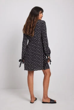 NA-KD Robe Courte Fluide Avec Nœud -Lady Doux Soldes Magasin flowy bow detail mini dress 1100 006708 44580132