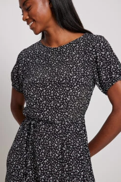 NA-KD Robe Midi Fluide 8 NA-KD Robe Midi Fluide -Lady Doux Soldes Magasin flowy midi dress 1100 006739 87993555