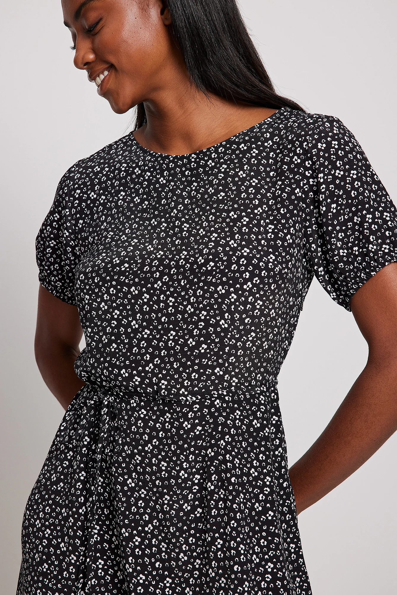 NA-KD Robe Midi Fluide 4 NA-KD Robe Midi Fluide – Image 4