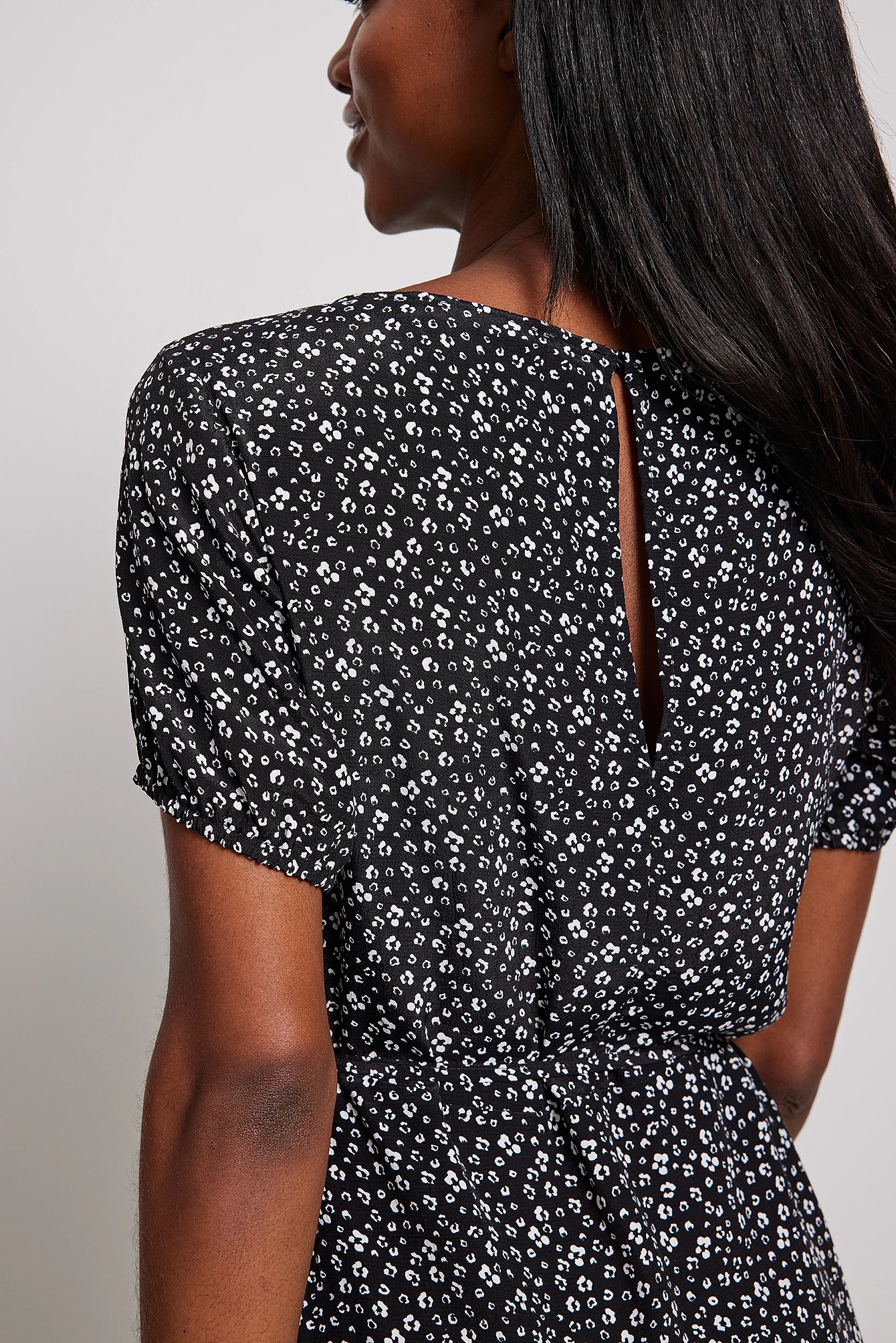 NA-KD Robe Midi Fluide 5 NA-KD Robe Midi Fluide – Image 5