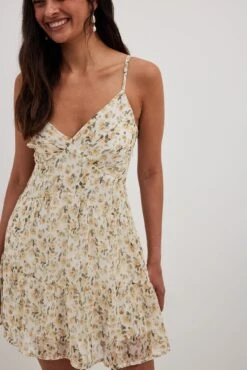 NA-KD Robe Mini à Col En V Et Volants Recyclée -Lady Doux Soldes Magasin frill mini dress 1100 004405 77885510