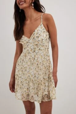 NA-KD Robe Mini à Col En V Et Volants Recyclée