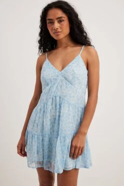 NA-KD Robe Mini à Col En V Et Volants Recyclée -Lady Doux Soldes Magasin frill mini dress 1100 004405 4579 16207