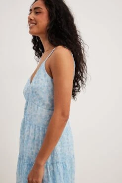 NA-KD Robe Mini à Col En V Et Volants Recyclée -Lady Doux Soldes Magasin frill mini dress 1100 004405 4579 16229