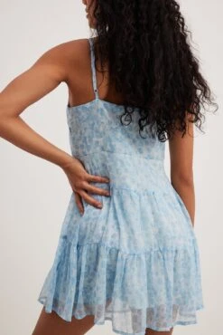 NA-KD Robe Mini à Col En V Et Volants Recyclée -Lady Doux Soldes Magasin frill mini dress 1100 004405 4579 16245