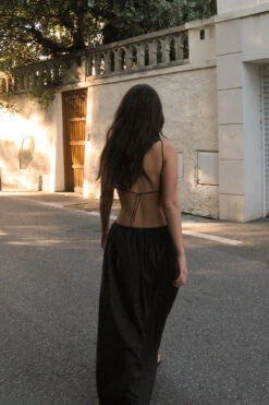 Robe Longue Fluide à Détail Sur Le Devant 19 Robe Longue Fluide à Détail Sur Le Devant -Lady Doux Soldes Magasin front detail flowy maxi dress 1804 000018 0002 editorial