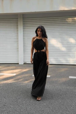 Robe Longue Fluide à Détail Sur Le Devant 18 Robe Longue Fluide à Détail Sur Le Devant -Lady Doux Soldes Magasin front detail flowy maxi dress 1804 000018 0002 editorial2