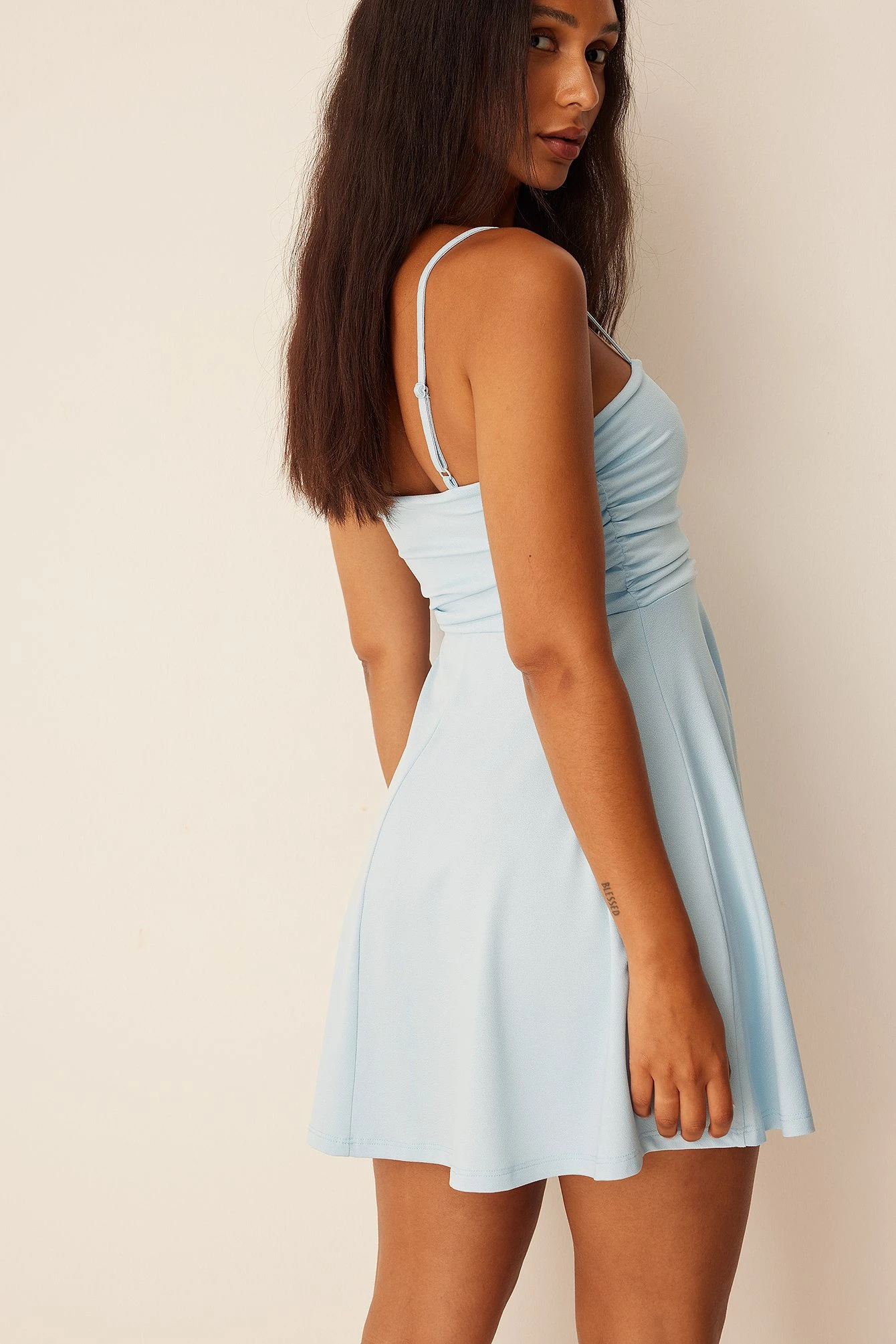 Robe Courte Froncée à Bretelles 2 Robe Courte Froncée à Bretelles – Image 2