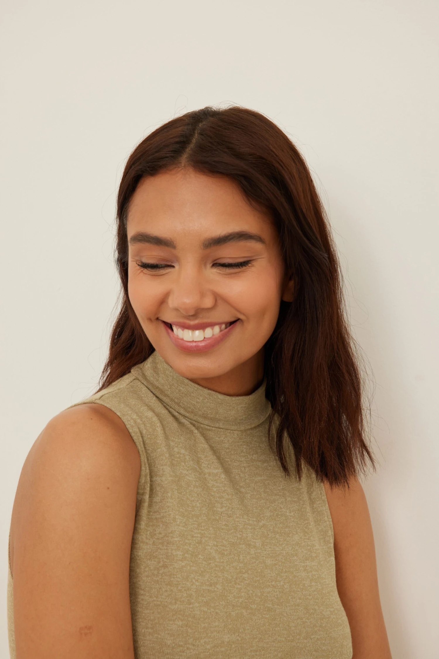 NA-KD Robe à Fente à Col Haut 4 NA-KD Robe à Fente à Col Haut – Image 4