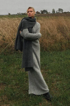 NA-KD Robe Longue En Maille à Encolure En V Profonde -Lady Doux Soldes Magasin knitted deep v neck maxi dress 1018 009972 0008 editorial3