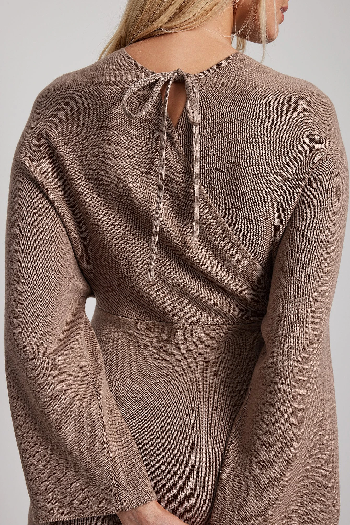 NA-KD Robe Portefeuille Mi-longue En Maille 4 NA-KD Robe Portefeuille Mi-longue En Maille – Image 4