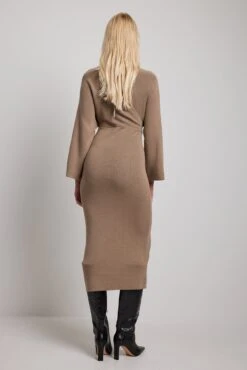 NA-KD Robe Portefeuille Mi-longue En Maille 9 NA-KD Robe Portefeuille Mi-longue En Maille -Lady Doux Soldes Magasin knitted overlap detail midi dress 1100 006772 01193799
