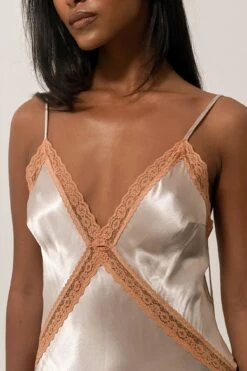 Robe En Satin Et Dentelle -Lady Doux Soldes Magasin lace detail satin dress 1014 001600 5063 creative