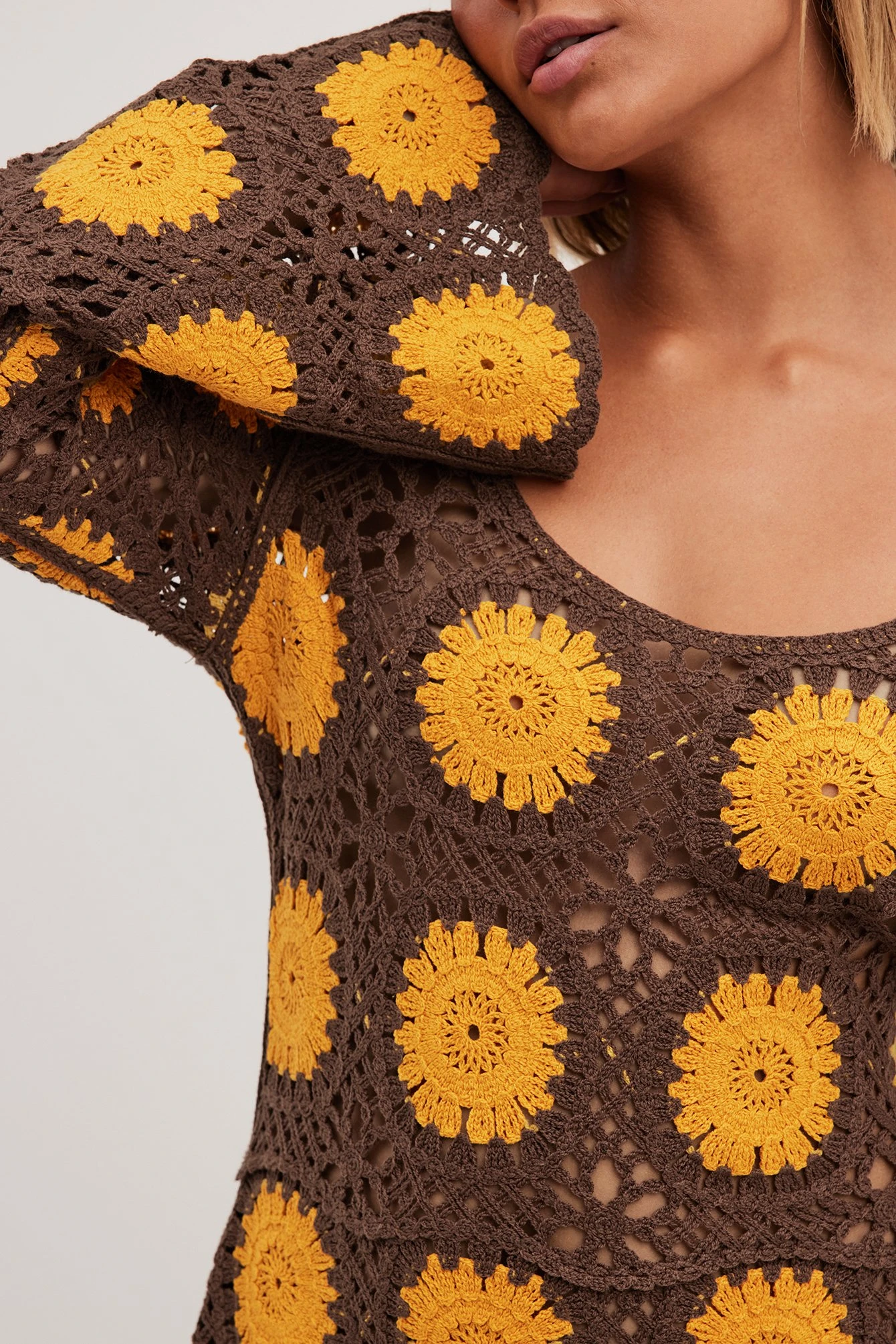 Robe Courte En Maille Crochetée à Manches Longues 4 Robe Courte En Maille Crochetée à Manches Longues – Image 4