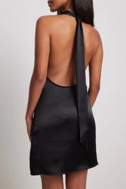 Robe Courte En Tissu Satiné à Bretelles Longues 8 Robe Courte En Tissu Satiné à Bretelles Longues -Lady Doux Soldes Magasin long strap satin mini dress 1783 000000 00020554 copy