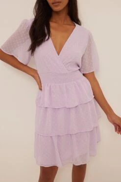 NA-KD Robe Smockée à Volants Dobby Recyclée 25 NA-KD Robe Smockée à Volants Dobby Recyclée -Lady Doux Soldes Magasin na kd dobby smocked flounce dress 1100 004586 0368 02