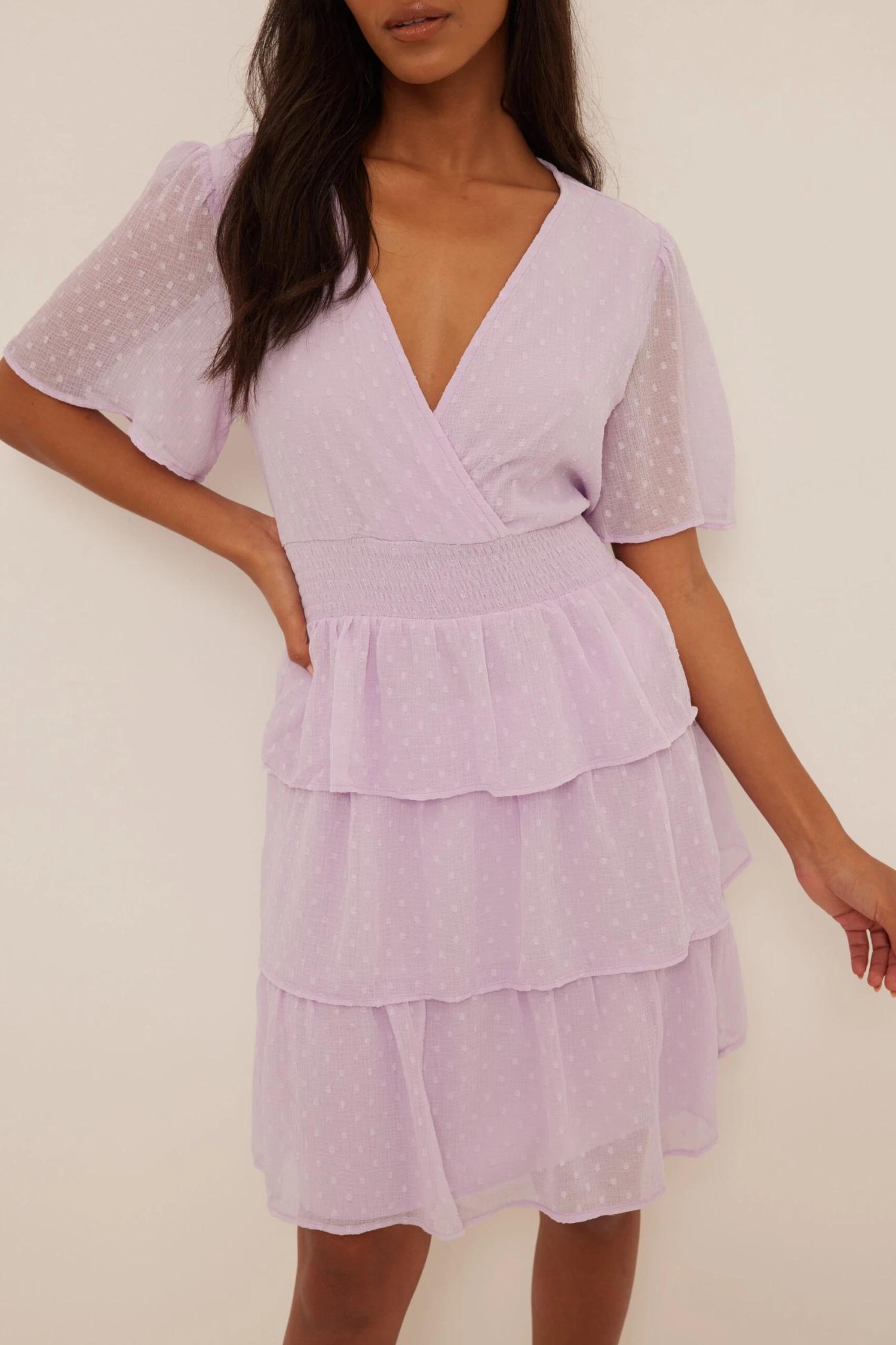 NA-KD Robe Smockée à Volants Dobby Recyclée 13 NA-KD Robe Smockée à Volants Dobby Recyclée – Image 13