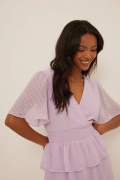 NA-KD Robe Smockée à Volants Dobby Recyclée 22 NA-KD Robe Smockée à Volants Dobby Recyclée -Lady Doux Soldes Magasin na kd dobby smocked flounce dress 1100 004586 0368 03