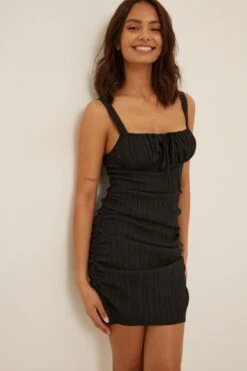 Robe Mini Structurée à Fronces Sur Les Côtés 24 Robe Mini Structurée à Fronces Sur Les Côtés -Lady Doux Soldes Magasin na kd structured gathered sides mini dress 1017 001485 0002 6864 1