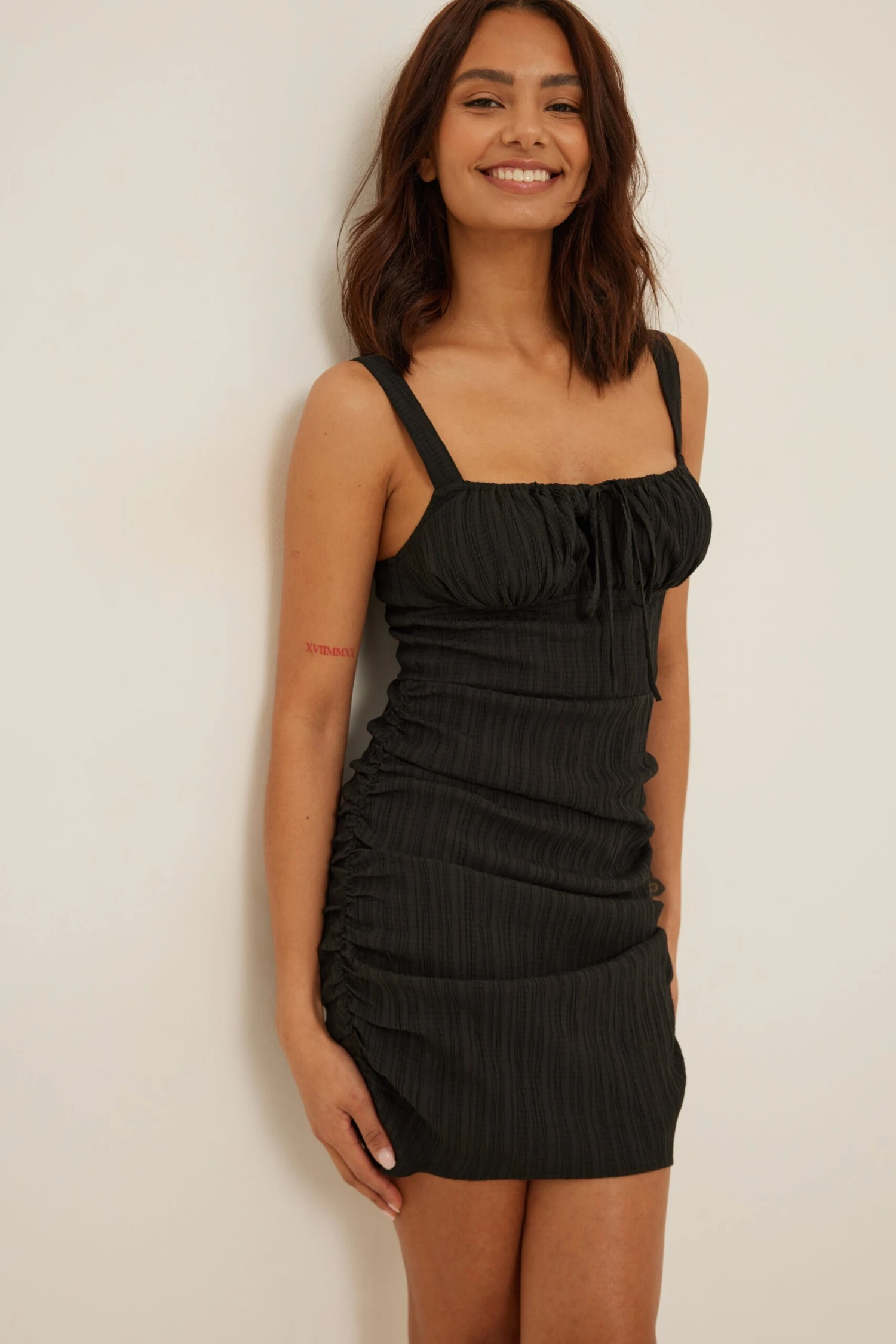 Robe Mini Structurée à Fronces Sur Les Côtés 12 Robe Mini Structurée à Fronces Sur Les Côtés – Image 12