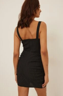 Robe Mini Structurée à Fronces Sur Les Côtés 23 Robe Mini Structurée à Fronces Sur Les Côtés -Lady Doux Soldes Magasin na kd structured gathered sides mini dress 1017 001485 0002 6880 1