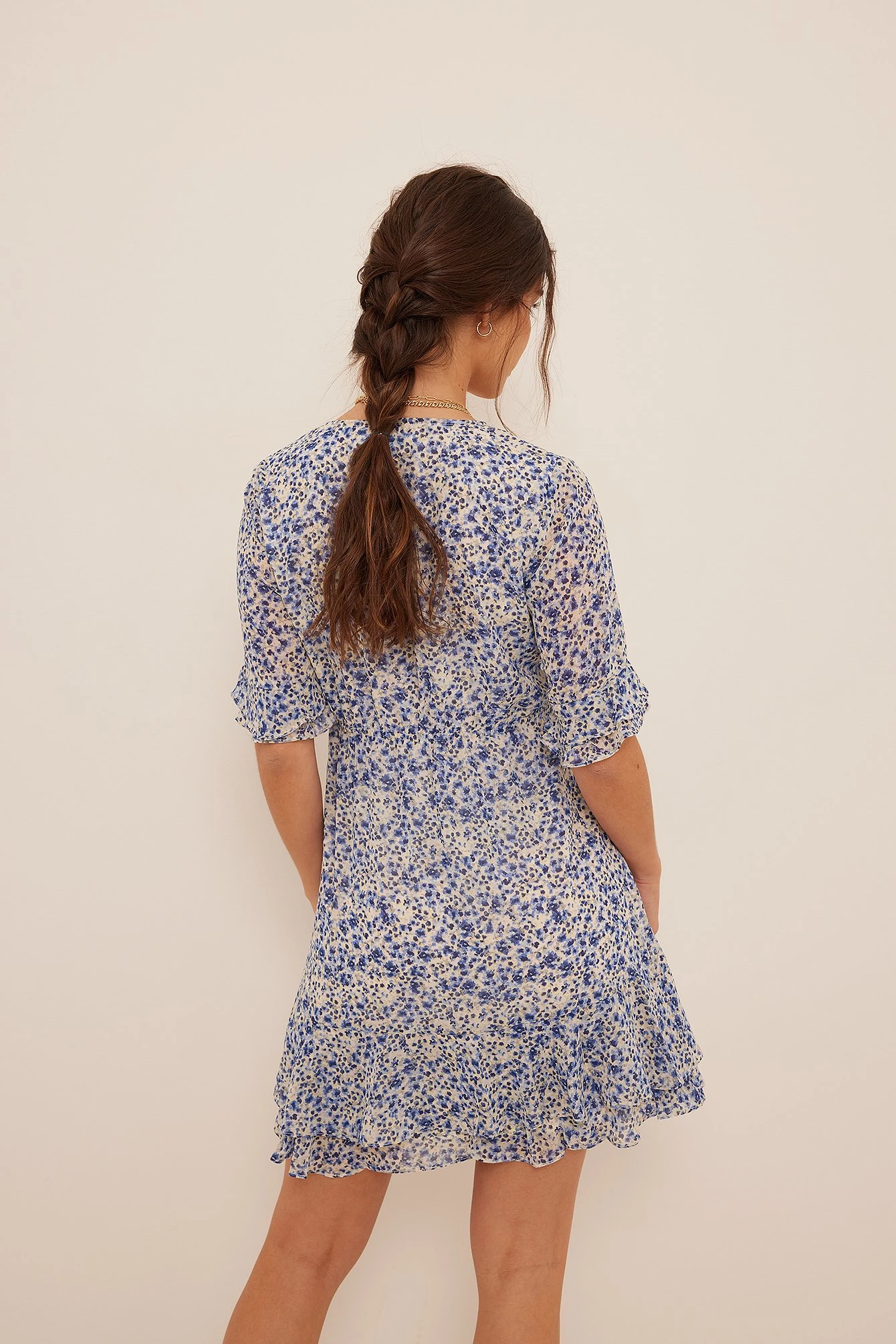 NA-KD Robe Mini Transparente Nouée Sur Le Devant 2 NA-KD Robe Mini Transparente Nouée Sur Le Devant – Image 2