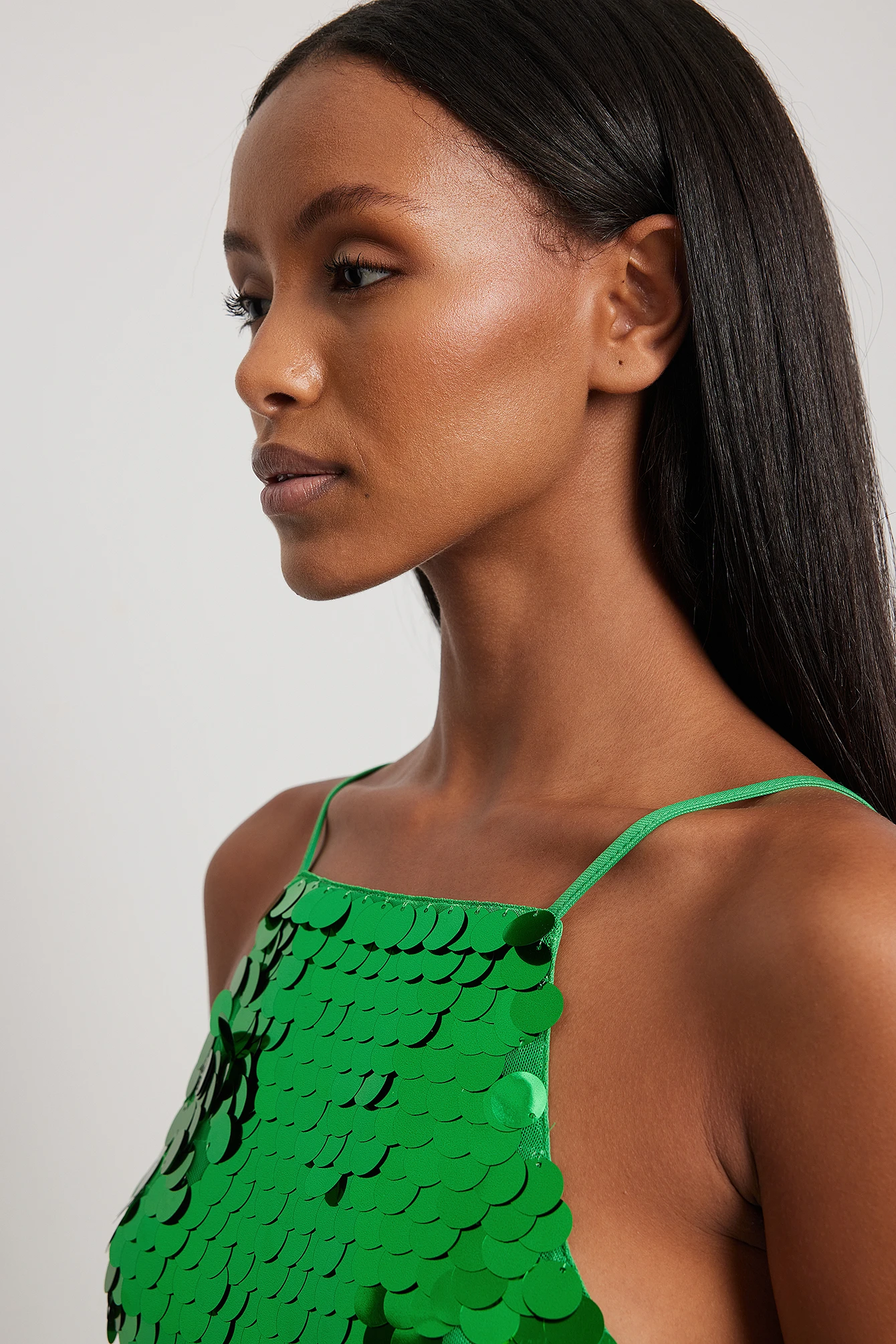 Robe Courte à Grands Sequins 4 Robe Courte à Grands Sequins – Image 4