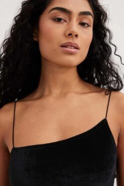 Robe Courte En Velours à Bretelles Asymétriques -Lady Doux Soldes Magasin nakd 1017 002183 0002 10653 1