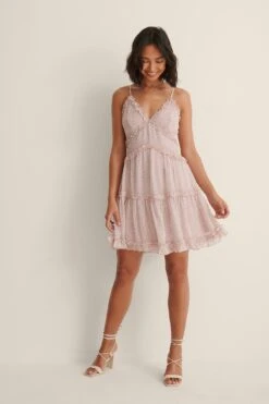 NA-KD Robe Mini à Col En V Et Volants Recyclée -Lady Doux Soldes Magasin nakd 1frill mini dress 1100 004405 2490 01c