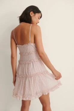 NA-KD Robe Mini à Col En V Et Volants Recyclée -Lady Doux Soldes Magasin nakd 1frill mini dress 1100 004405 2490 02k