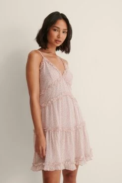 NA-KD Robe Mini à Col En V Et Volants Recyclée -Lady Doux Soldes Magasin nakd 1frill mini dress 1100 004405 2490 03j